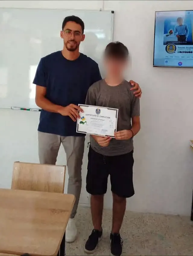 Yassine reçoit son certificat Python (visage masqué)